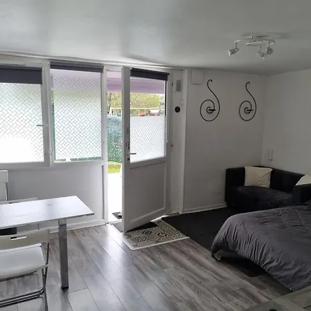 Jolie Maisonnette Avec Terrasse Et Jardin رواسي إن بري